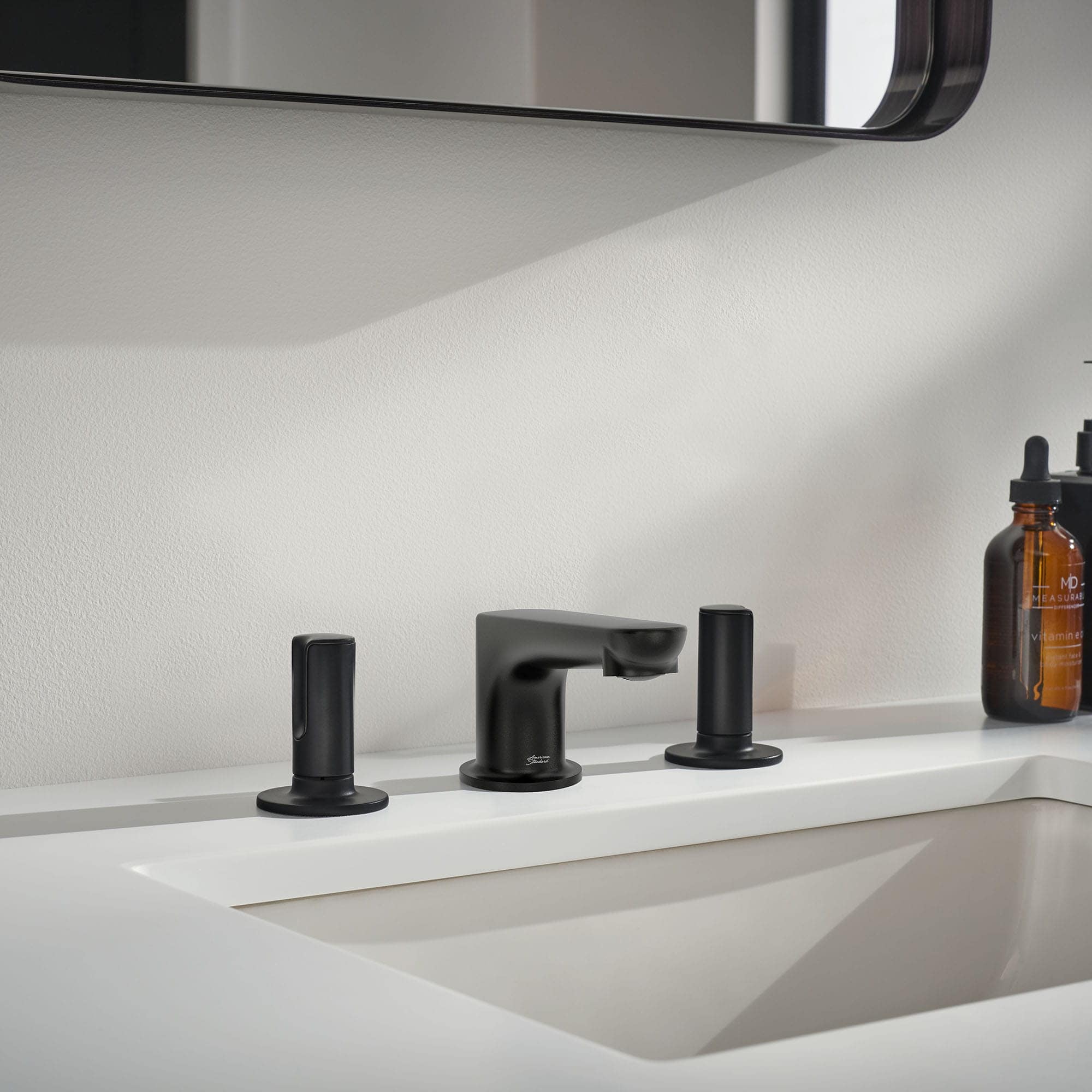 American Standard Studio™ S Widespread Low Spout Knob Handles 1.2 gpm/4.5 L/min With Lever Handles - Image 2